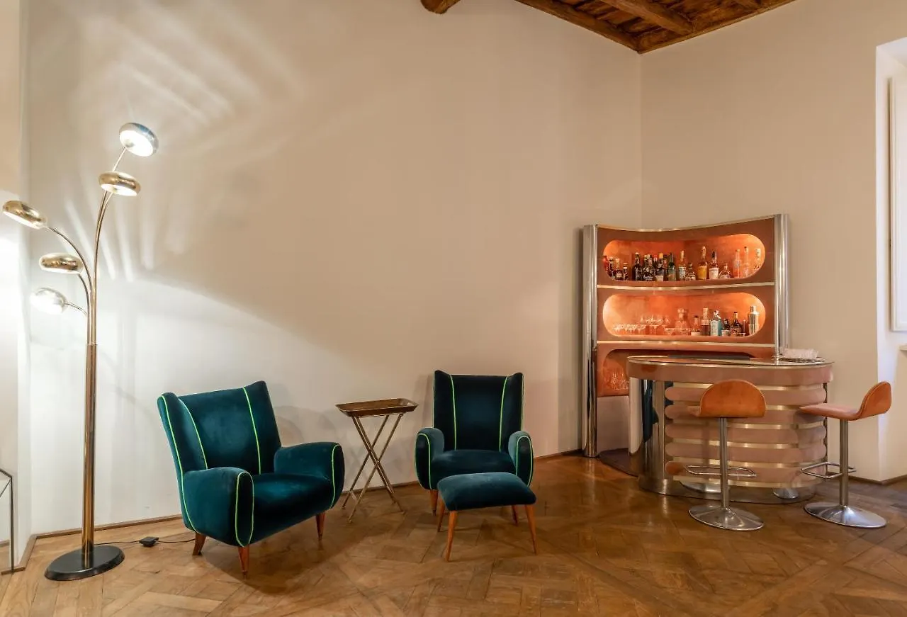 Chic And Style In Historical Via Giulia Apartment Rome