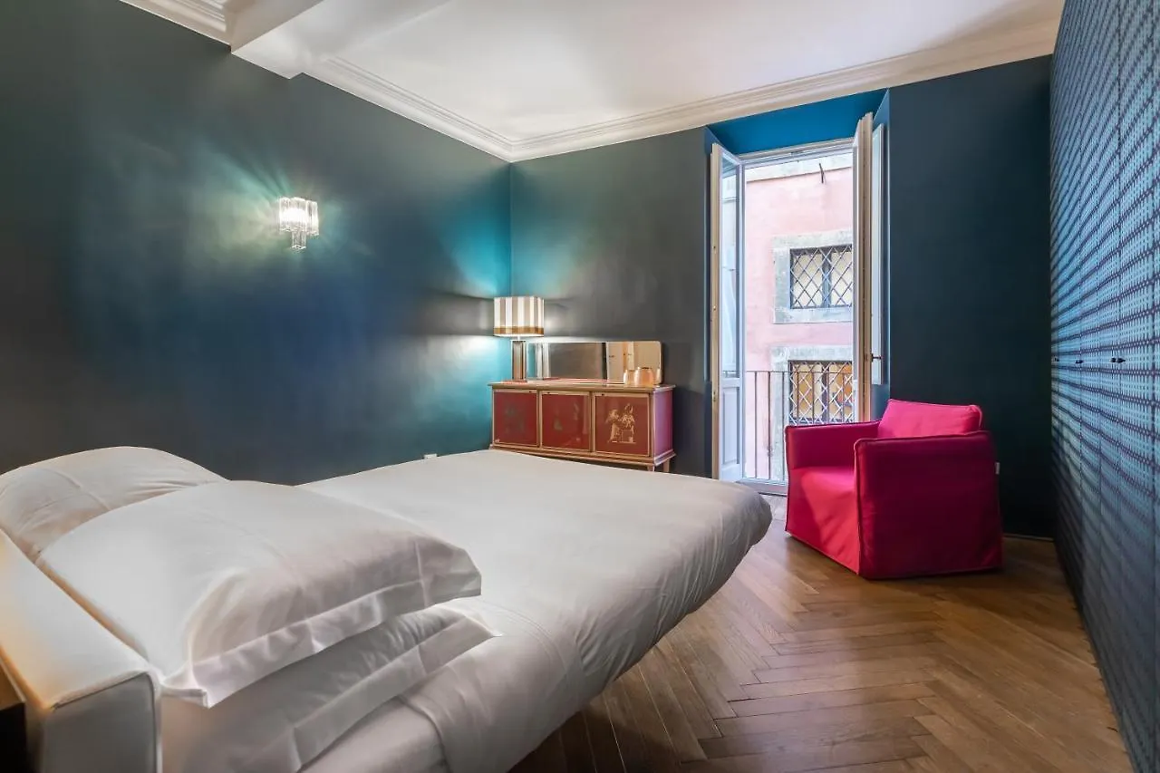 Chic And Style In Historical Via Giulia Apartment Rome