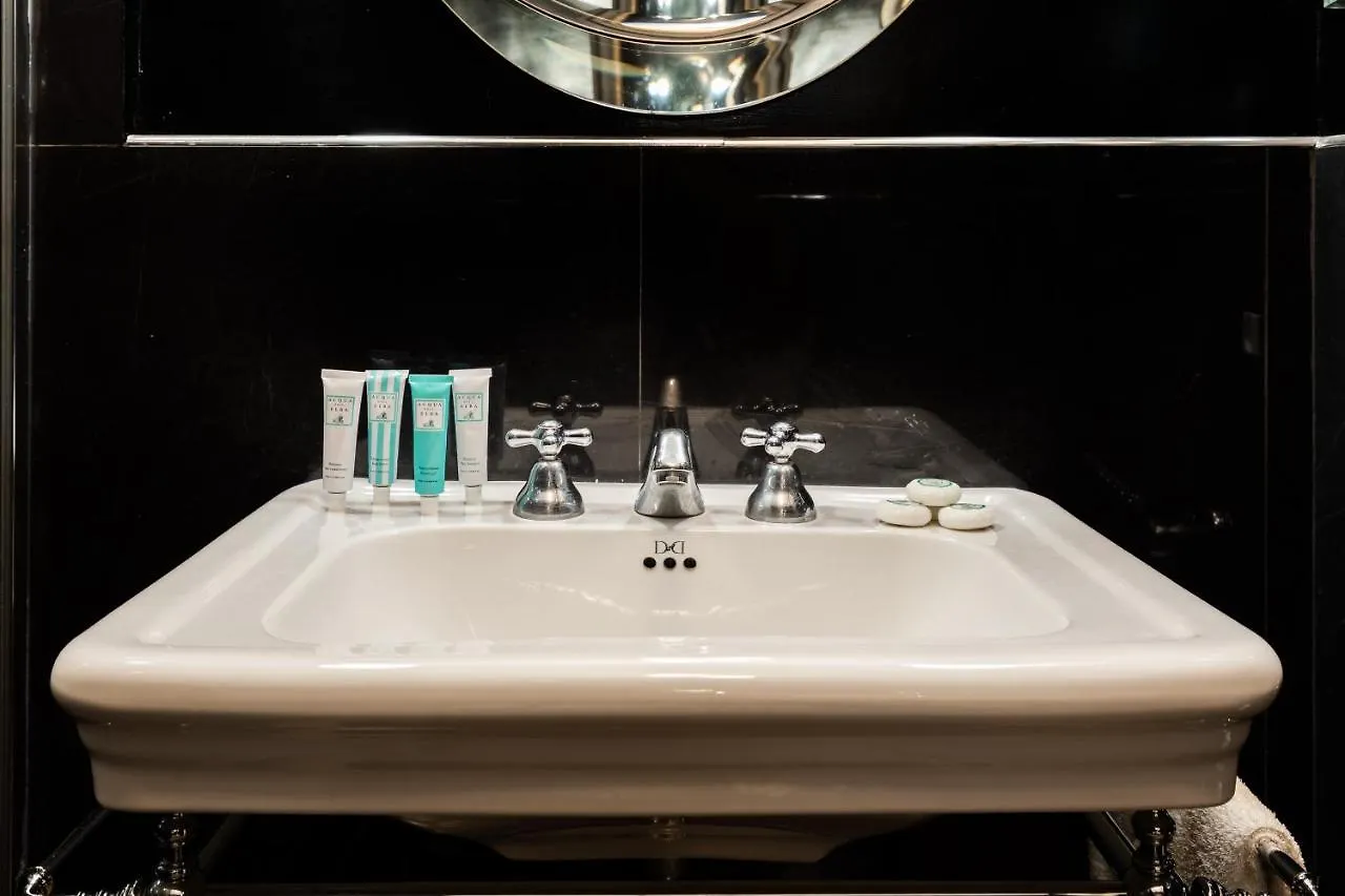 Chic And Style In Historical Via Giulia Apartment Rome