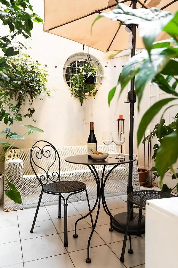 Chic And Style In Historical Via Giulia Apartment Rome