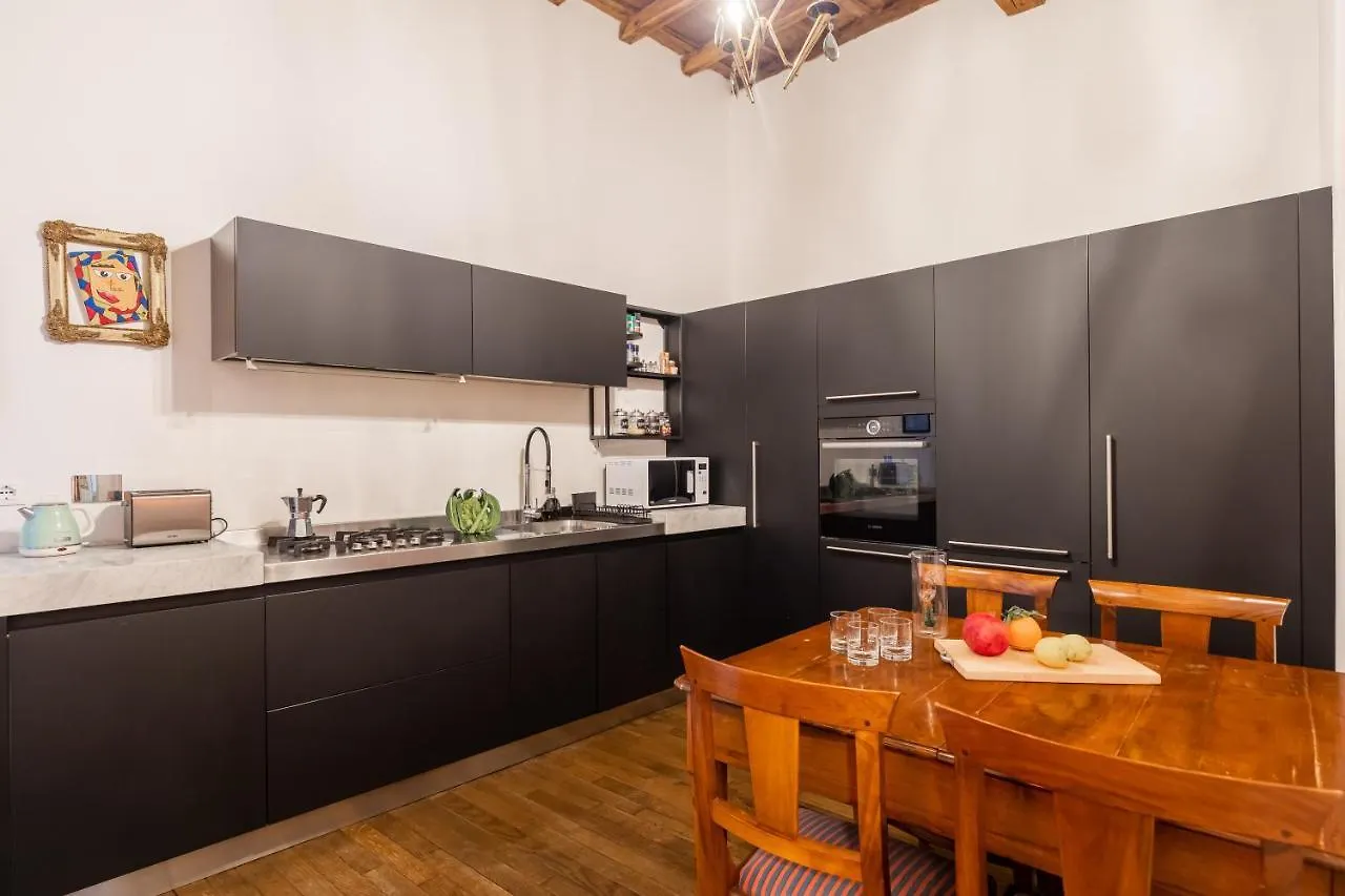 Chic And Style In Historical Via Giulia Apartment Rome