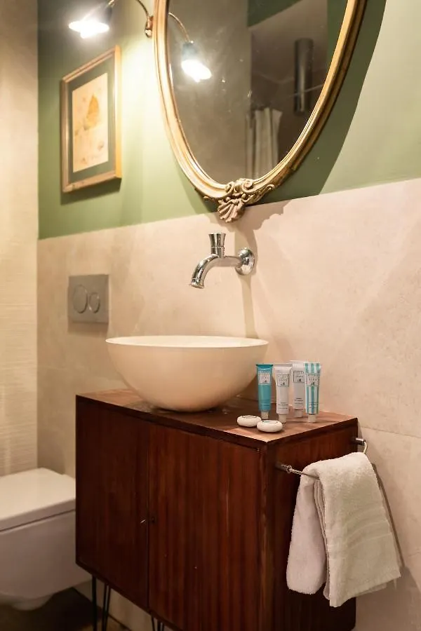 Chic And Style In Historical Via Giulia Apartment Rome