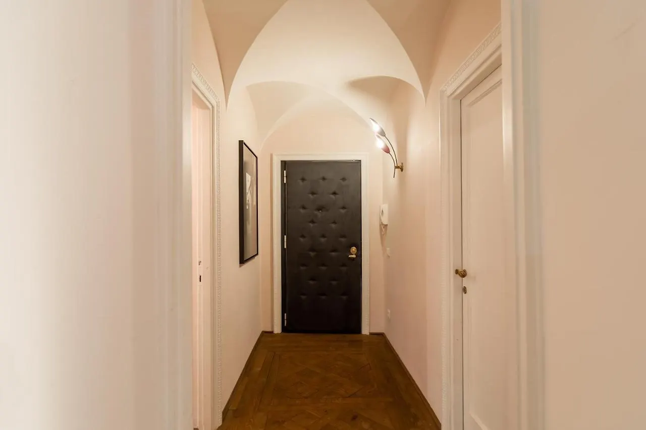 Chic And Style In Historical Via Giulia Apartment Rome