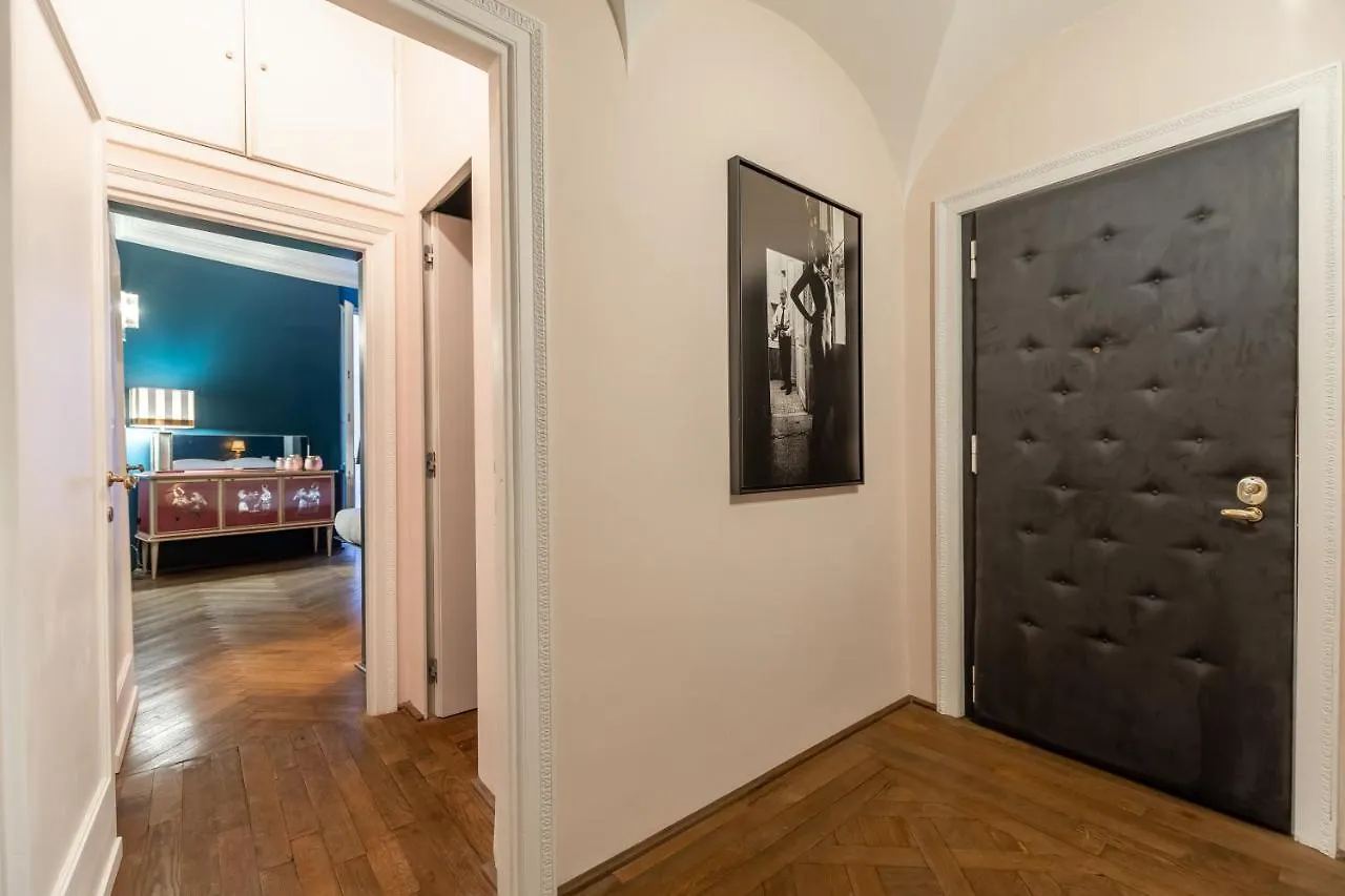 Chic And Style In Historical Via Giulia Apartment Rome