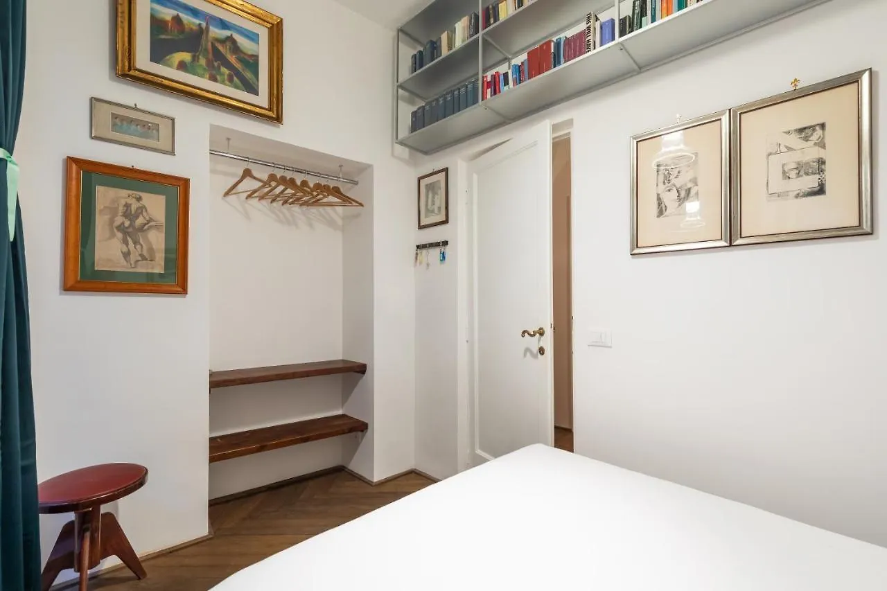Chic And Style In Historical Via Giulia Apartment Rome
