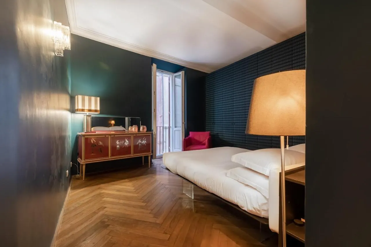 Chic And Style In Historical Via Giulia Apartment Rome